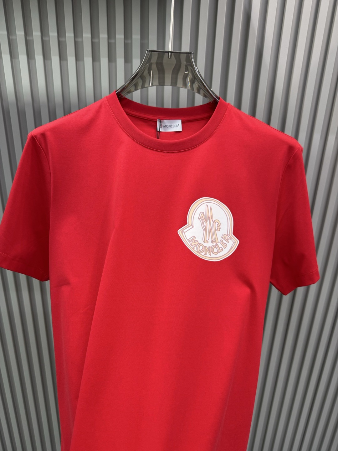 Moncler（盟可睐）2026春夏系列徽标印花大标短袖T恤，设计简约但极具品牌辨识度，适合追求低调奢华