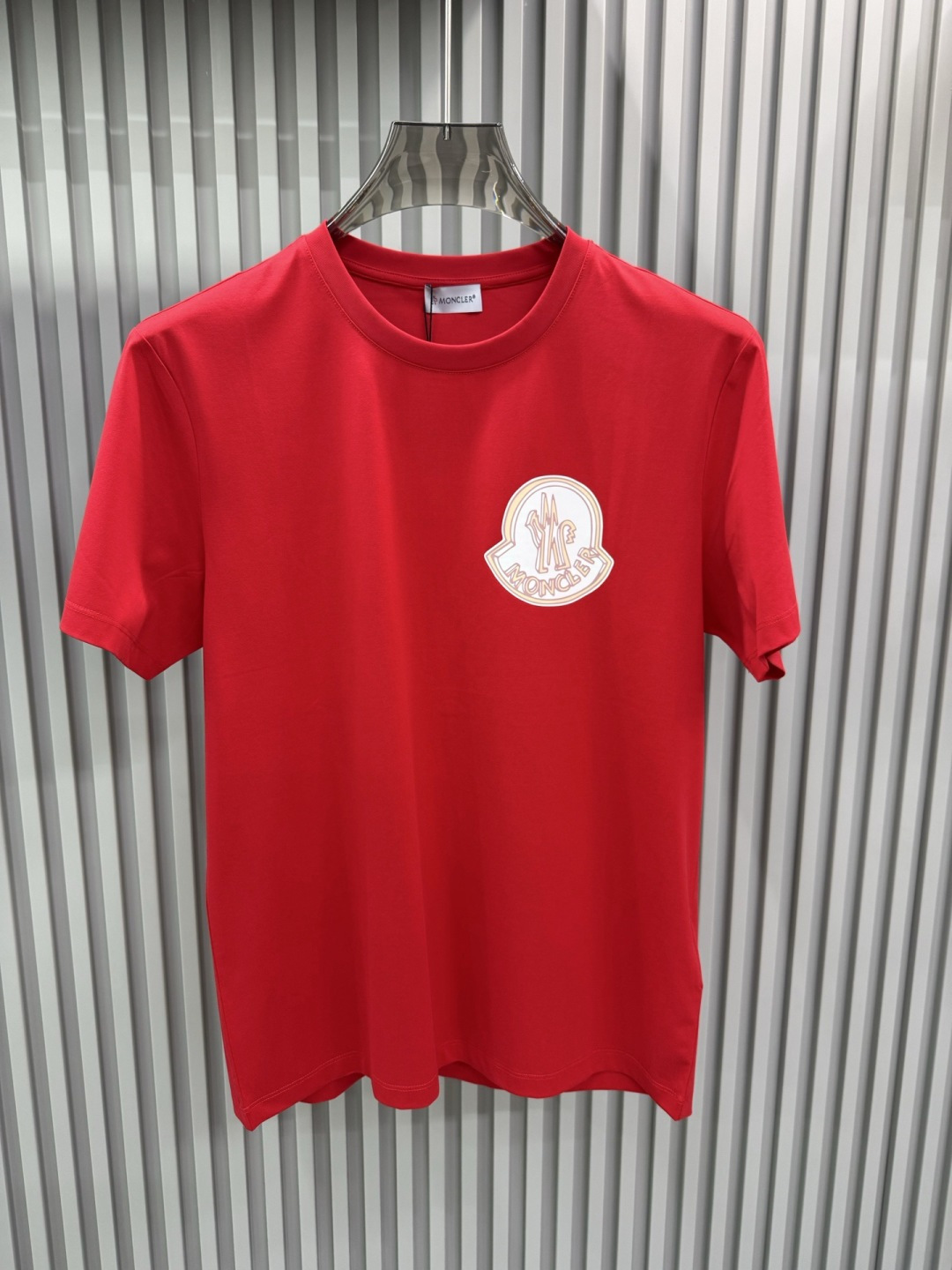 Moncler（盟可睐）2026春夏系列徽标印花大标短袖T恤，设计简约但极具品牌辨识度，适合追求低调奢华