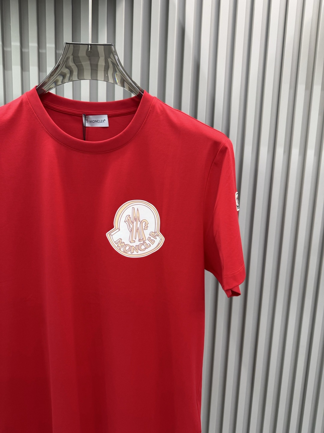 Moncler（盟可睐）2026春夏系列徽标印花大标短袖T恤，设计简约但极具品牌辨识度，适合追求低调奢华