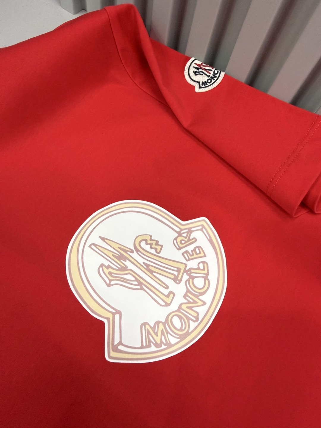Moncler（盟可睐）2026春夏系列徽标印花大标短袖T恤，设计简约但极具品牌辨识度，适合追求低调奢华