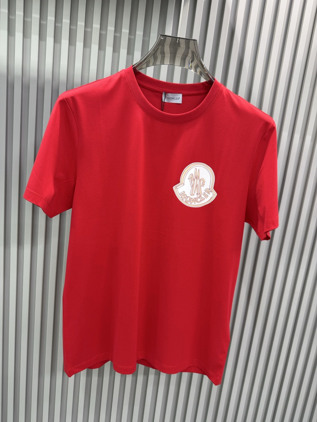 Moncler（盟可睐）2026春夏系列徽标印花大标短袖T恤，设计简约但极具品牌辨识度，适合追求低调奢华