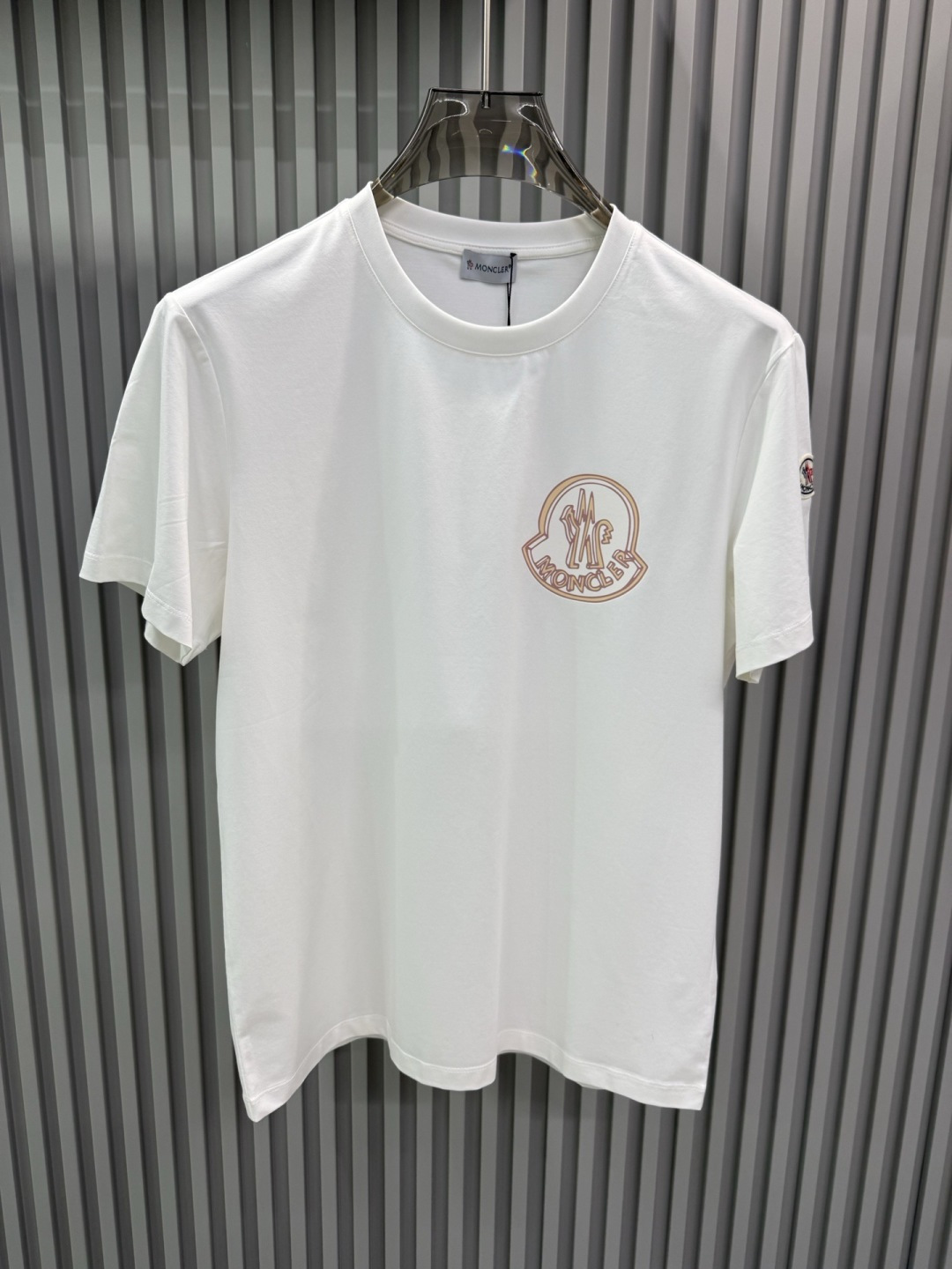 Moncler（盟可睐）2026春夏系列徽标印花大标短袖T恤，设计简约但极具品牌辨识度，适合追求低调奢华