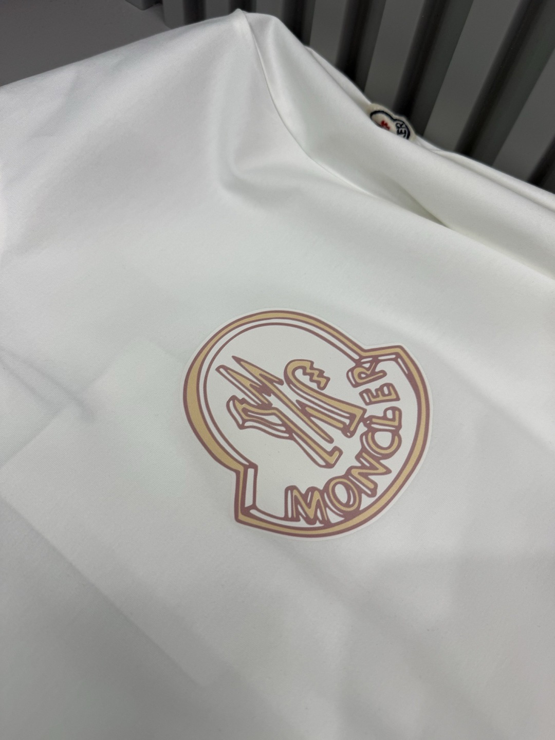 Moncler（盟可睐）2026春夏系列徽标印花大标短袖T恤，设计简约但极具品牌辨识度，适合追求低调奢华