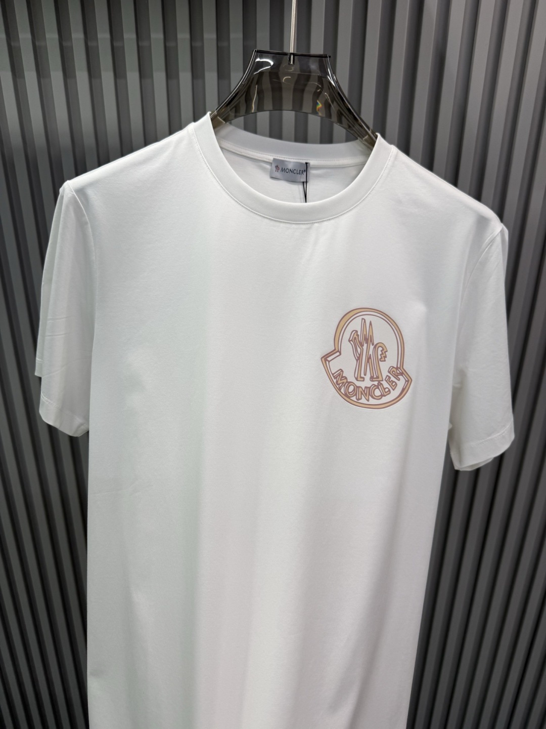 Moncler（盟可睐）2026春夏系列徽标印花大标短袖T恤，设计简约但极具品牌辨识度，适合追求低调奢华