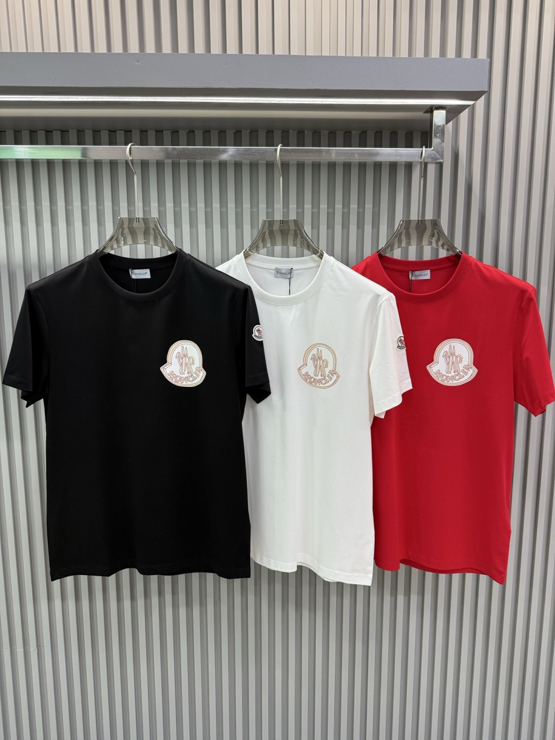 Moncler（盟可睐）2026春夏系列徽标印花大标短袖T恤，设计简约但极具品牌辨识度，适合追求低调奢华
