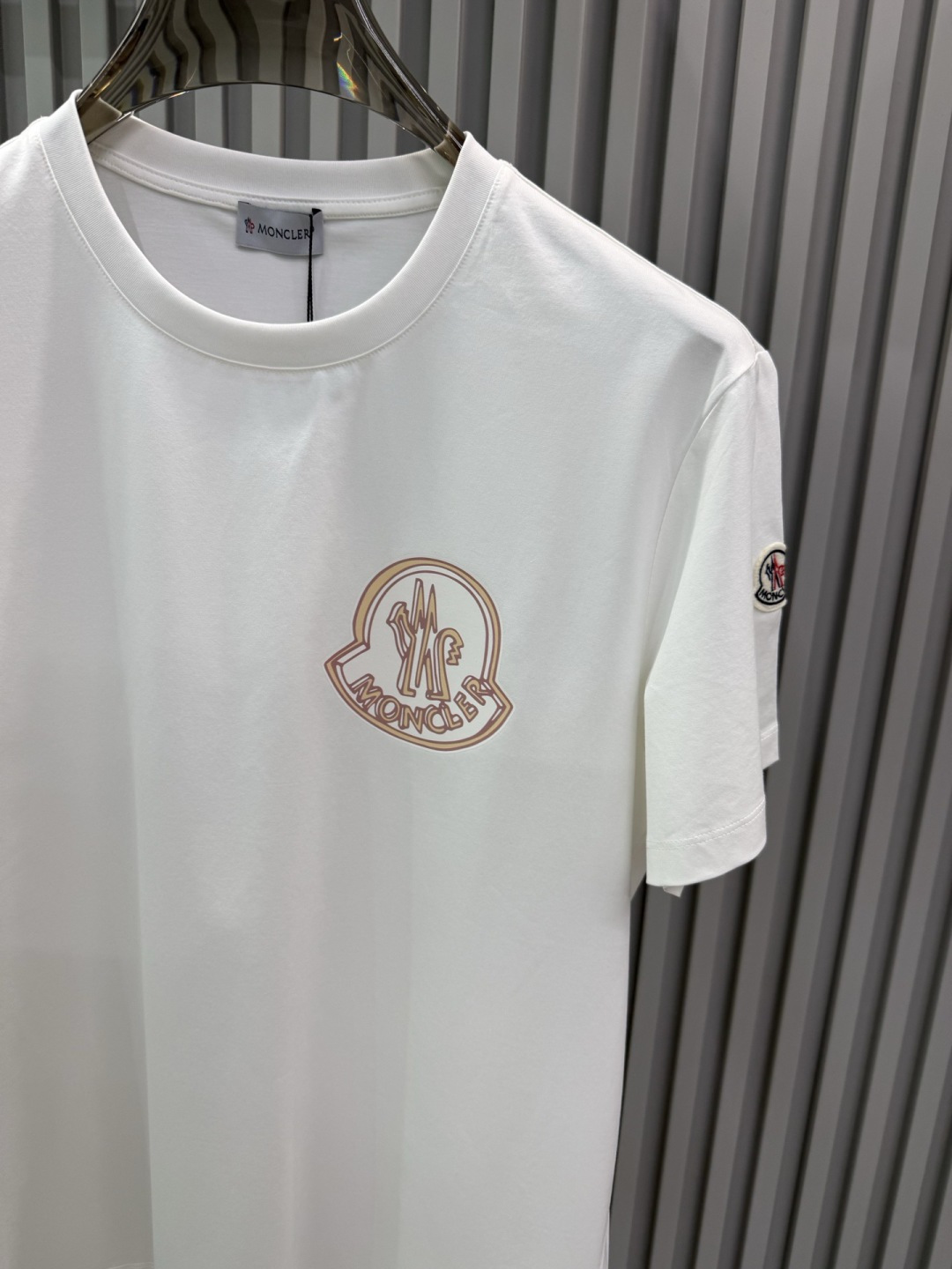 Moncler（盟可睐）2026春夏系列徽标印花大标短袖T恤，设计简约但极具品牌辨识度，适合追求低调奢华