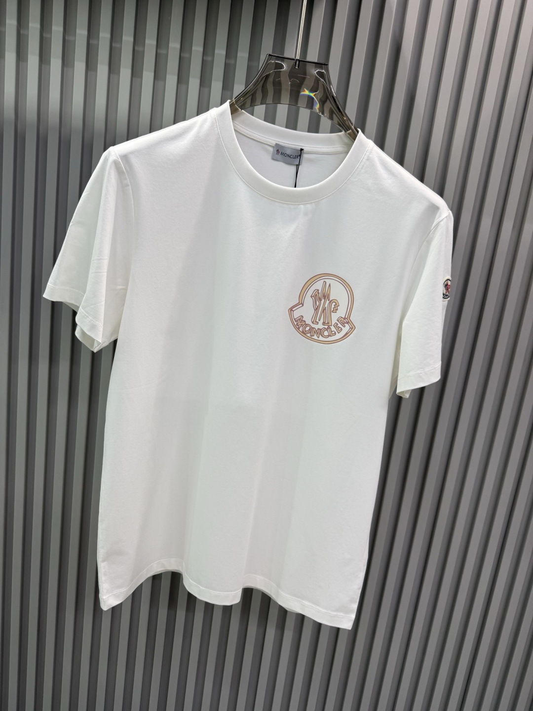 Moncler（盟可睐）2026春夏系列徽标印花大标短袖T恤，设计简约但极具品牌辨识度，适合追求低调奢华
