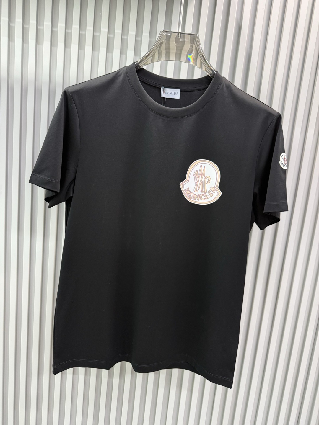 Moncler（盟可睐）2026春夏系列徽标印花大标短袖T恤，设计简约但极具品牌辨识度，适合追求低调奢华