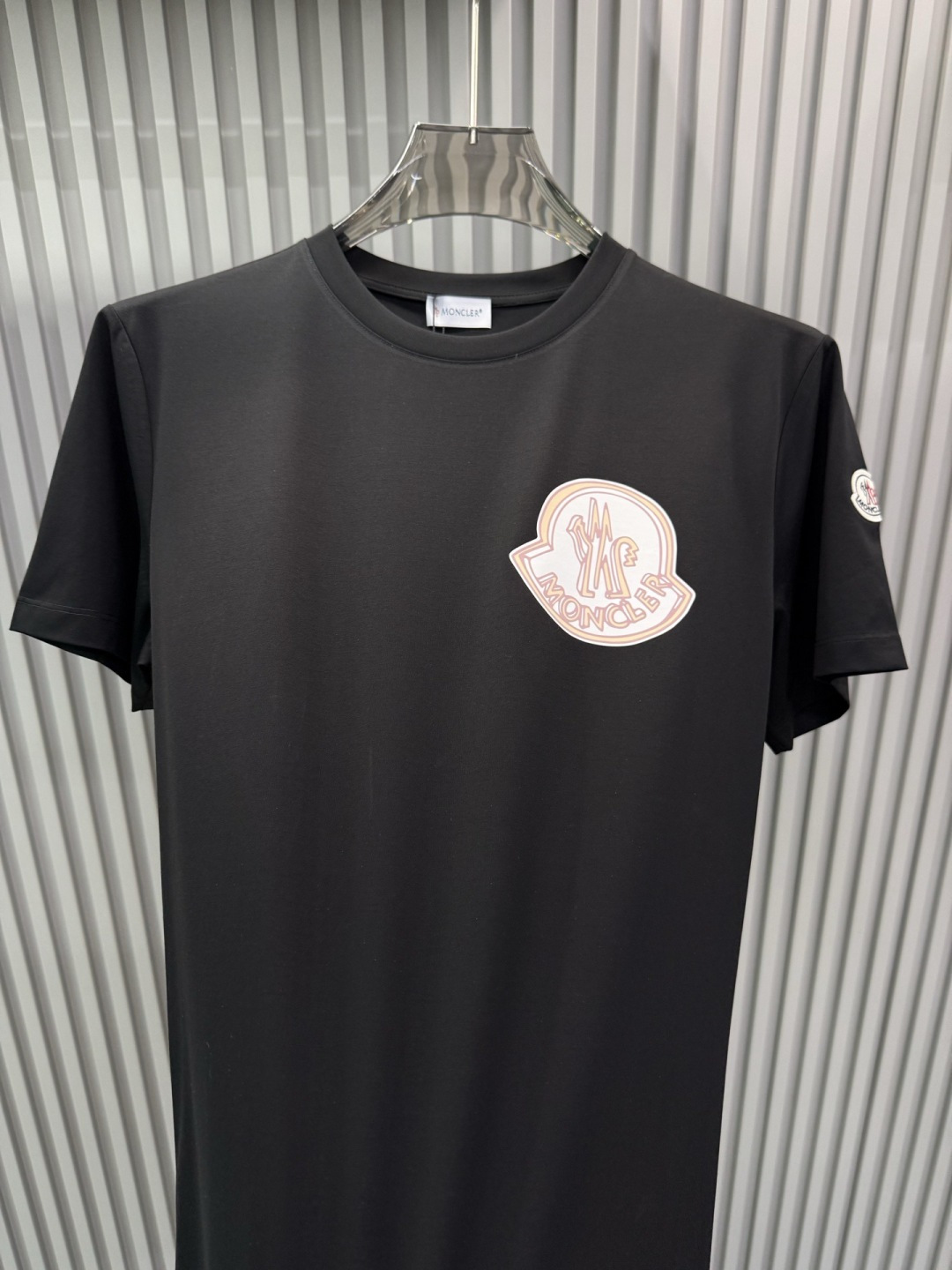Moncler（盟可睐）2026春夏系列徽标印花大标短袖T恤，设计简约但极具品牌辨识度，适合追求低调奢华