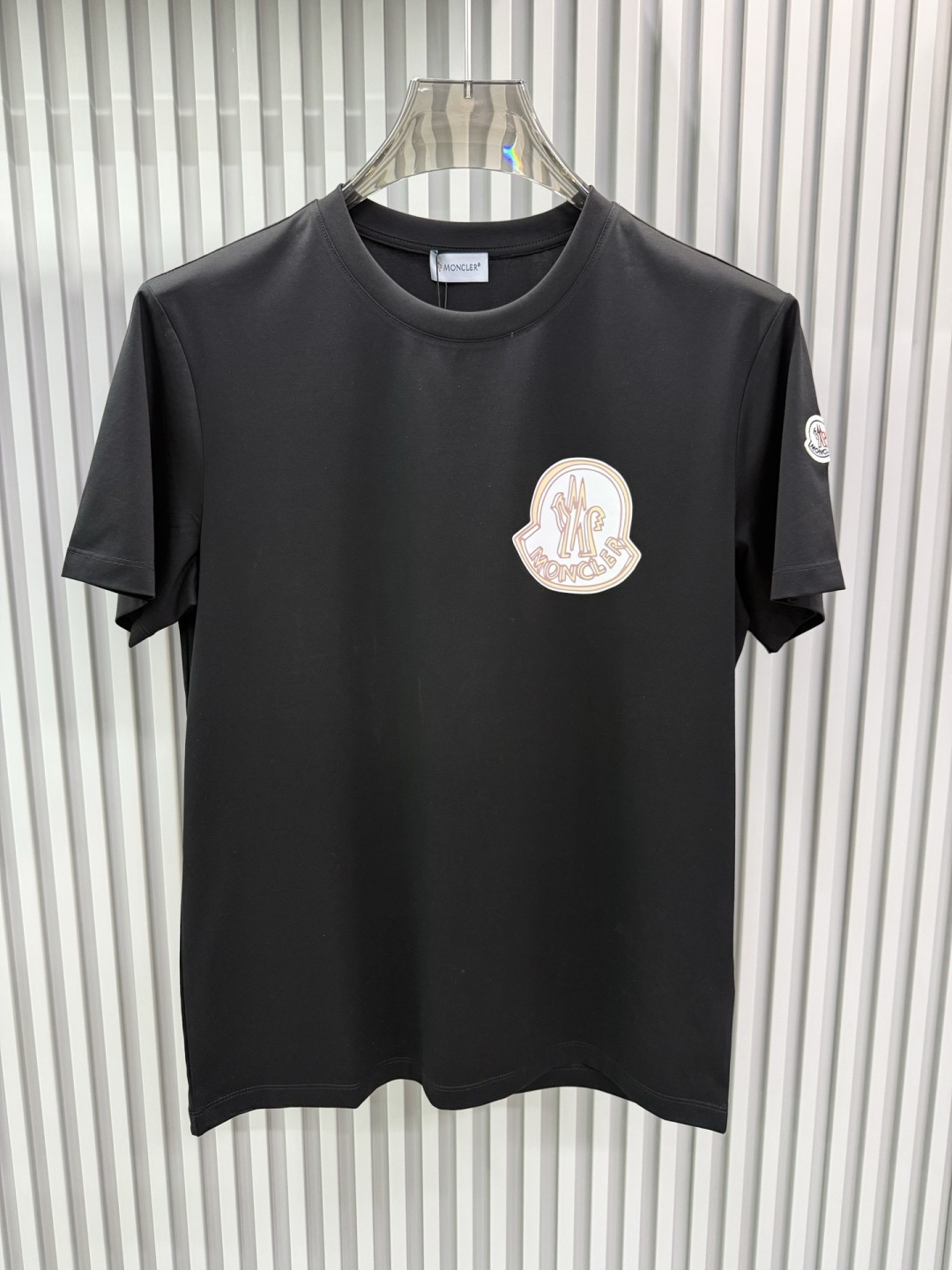 Moncler（盟可睐）2026春夏系列徽标印花大标短袖T恤，设计简约但极具品牌辨识度，适合追求低调奢华