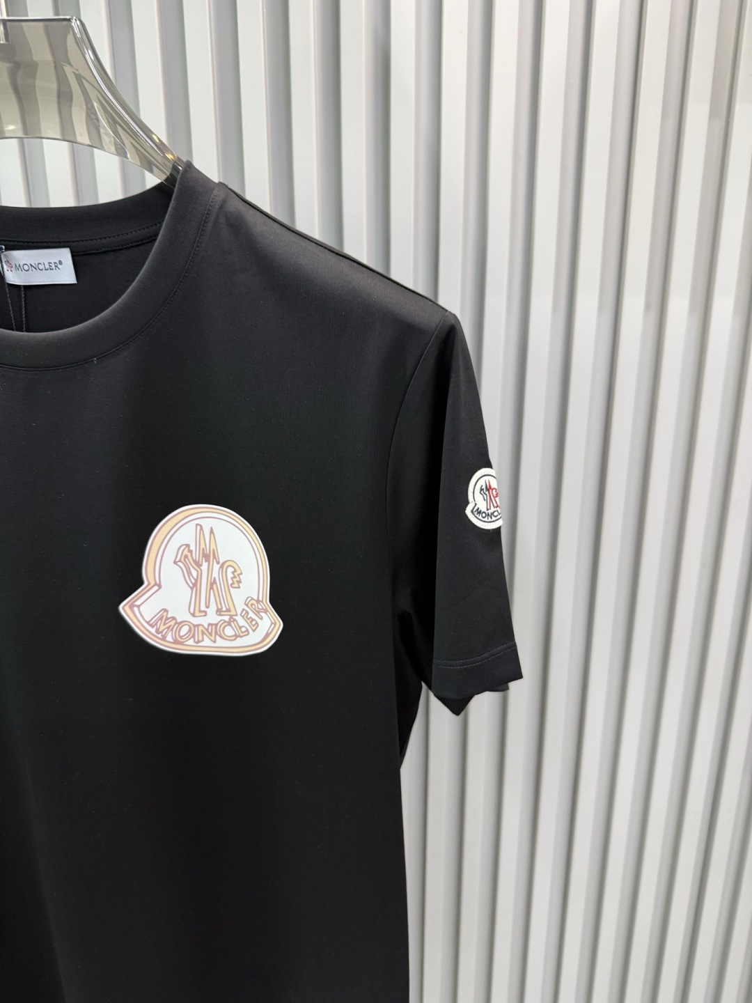 Moncler（盟可睐）2026春夏系列徽标印花大标短袖T恤，设计简约但极具品牌辨识度，适合追求低调奢华