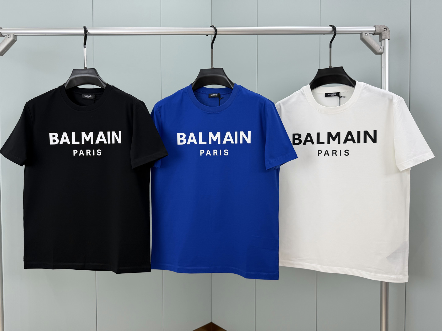 Balmain.巴尔曼 SS26春夏经典字母logo印花标识短袖T恤，正面“BALMAIN PARIS”
