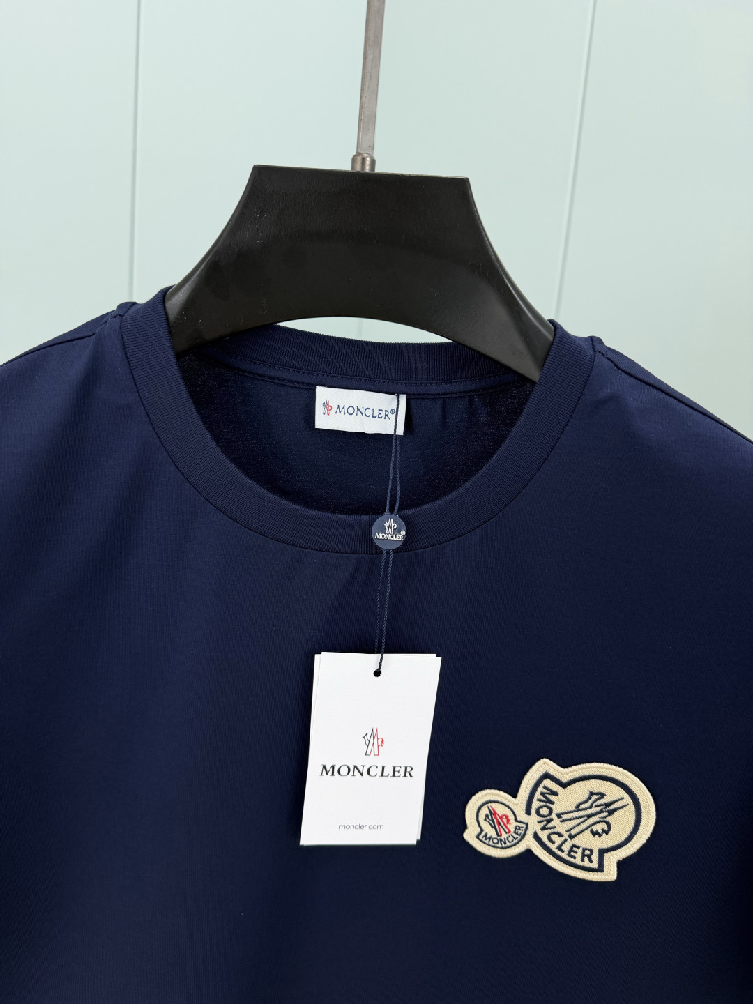 Moncler.蒙口 春夏经典双标刺绣徽章短袖T恤，正面胸前饰双徽标刺绣元素设计，专柜常青款，圆领设计简