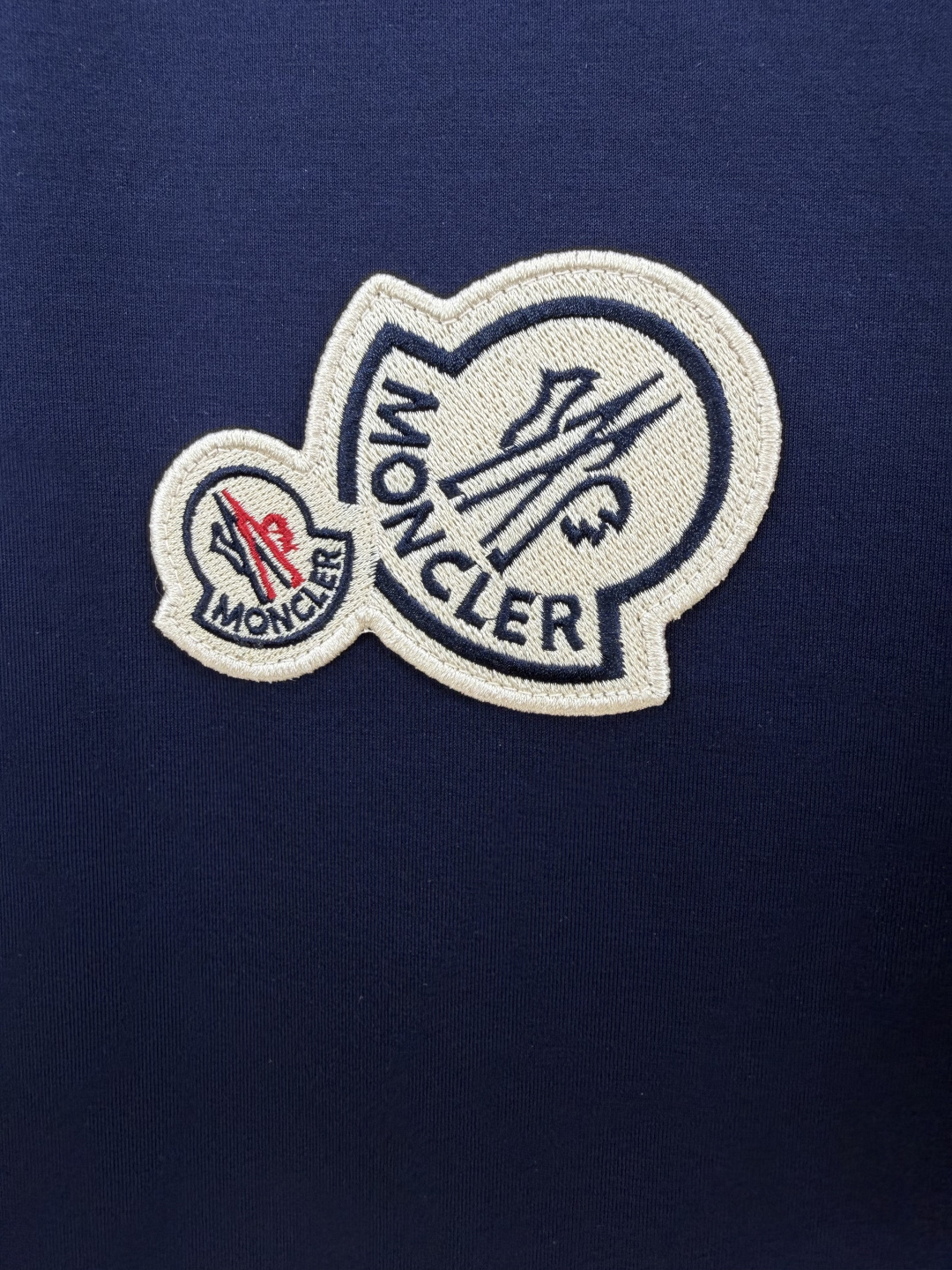 Moncler.蒙口 春夏经典双标刺绣徽章短袖T恤，正面胸前饰双徽标刺绣元素设计，专柜常青款，圆领设计简