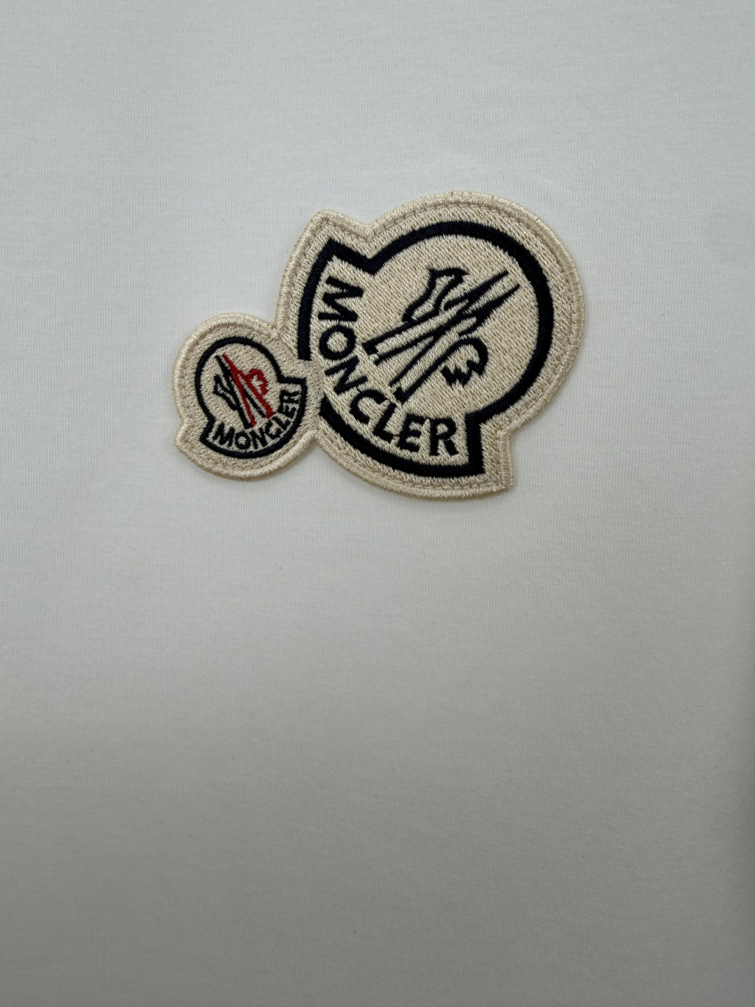 Moncler.蒙口 春夏经典双标刺绣徽章短袖T恤，正面胸前饰双徽标刺绣元素设计，专柜常青款，圆领设计简
