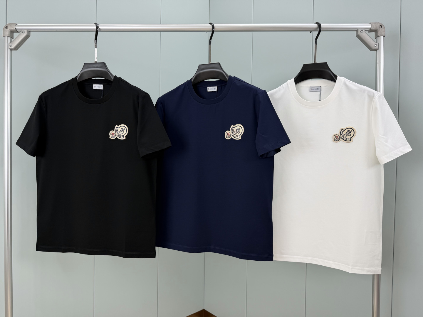 Moncler.蒙口 春夏经典双标刺绣徽章短袖T恤，正面胸前饰双徽标刺绣元素设计，专柜常青款，圆领设计简
