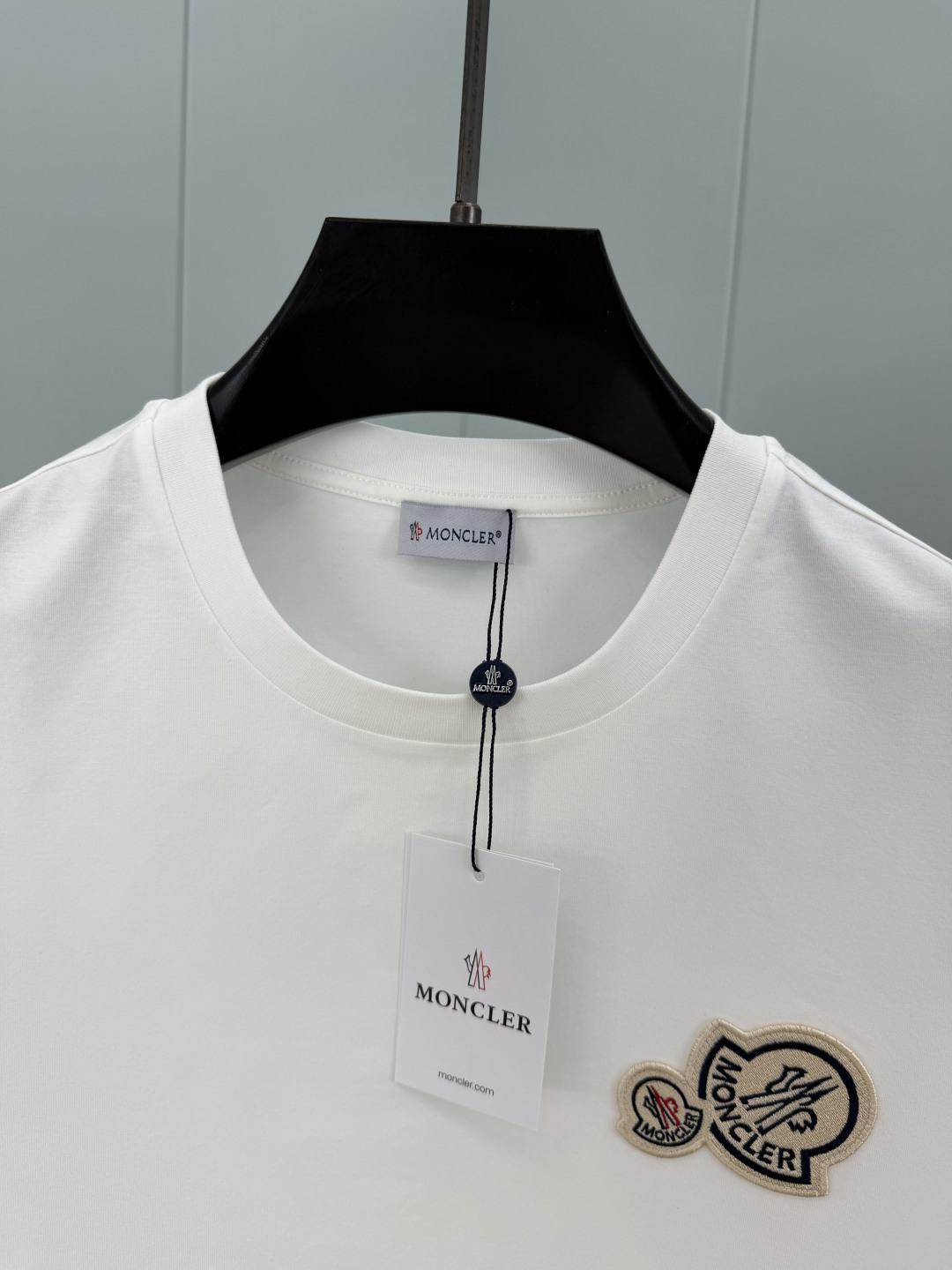 Moncler.蒙口 春夏经典双标刺绣徽章短袖T恤，正面胸前饰双徽标刺绣元素设计，专柜常青款，圆领设计简