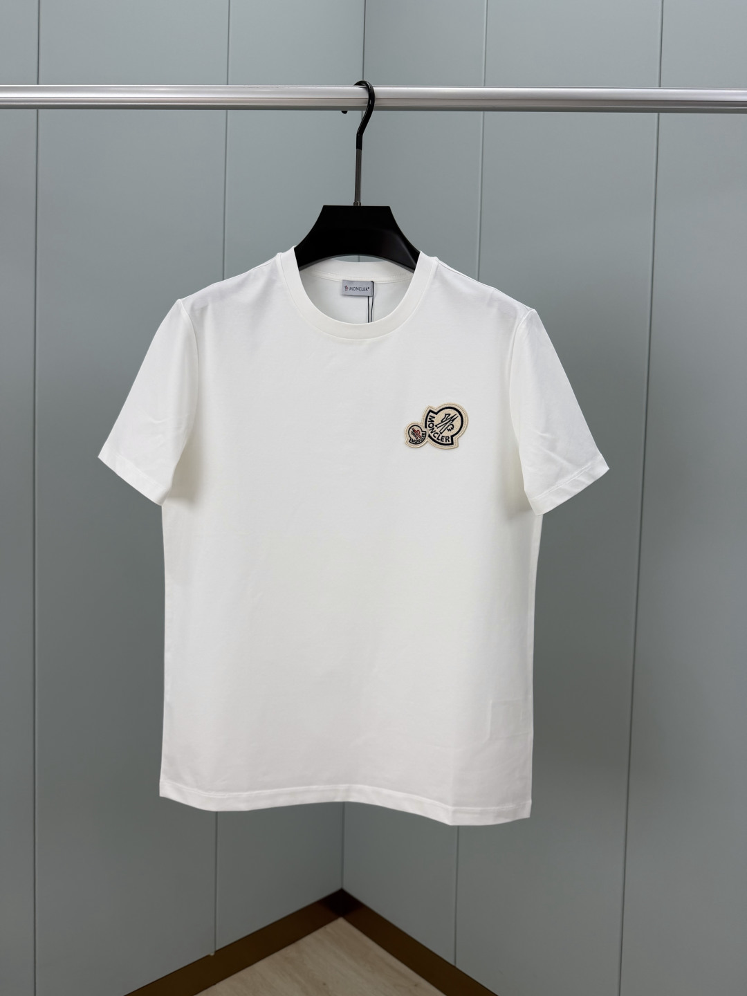 Moncler.蒙口 春夏经典双标刺绣徽章短袖T恤，正面胸前饰双徽标刺绣元素设计，专柜常青款，圆领设计简