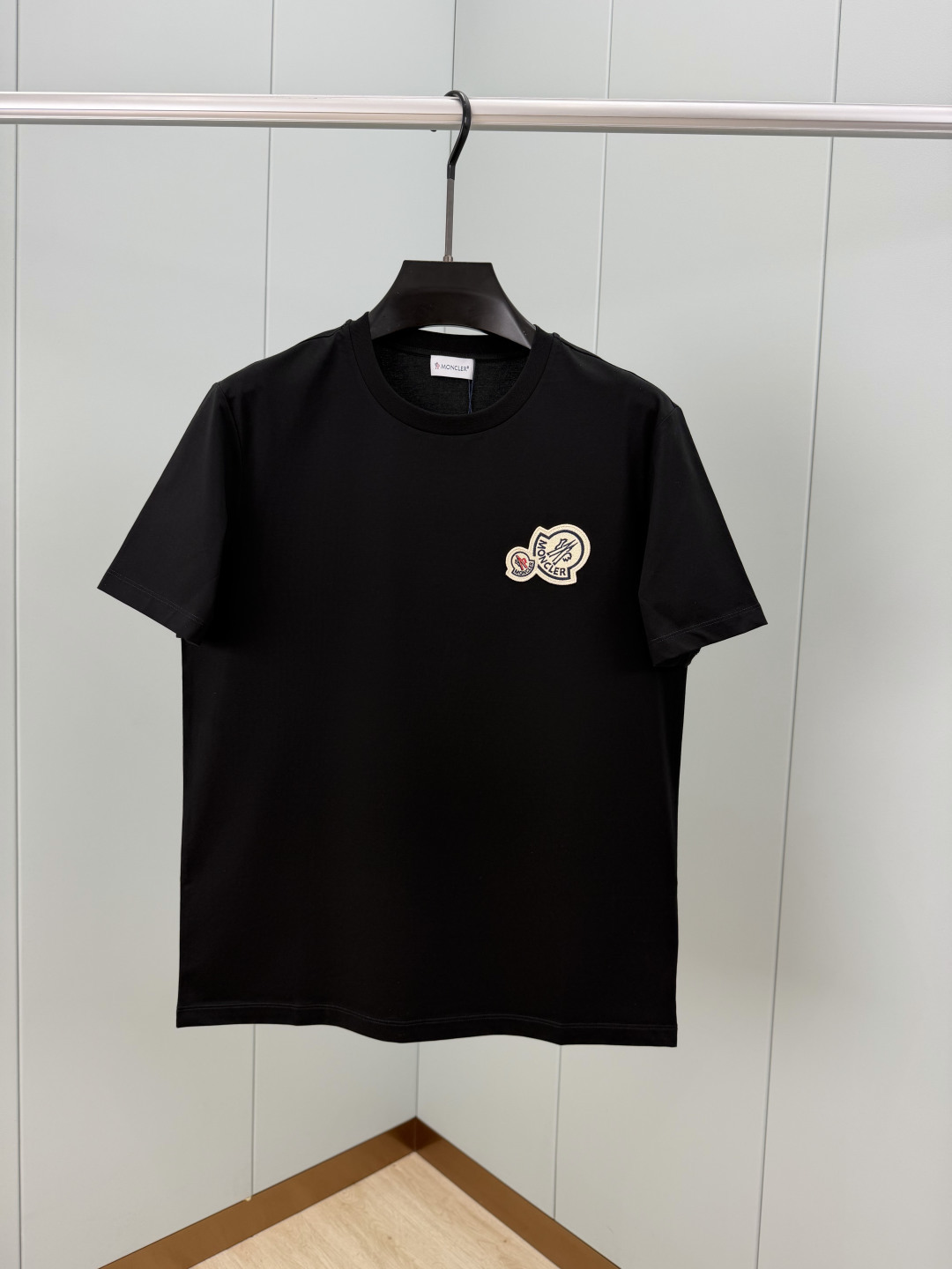 Moncler.蒙口 春夏经典双标刺绣徽章短袖T恤，正面胸前饰双徽标刺绣元素设计，专柜常青款，圆领设计简