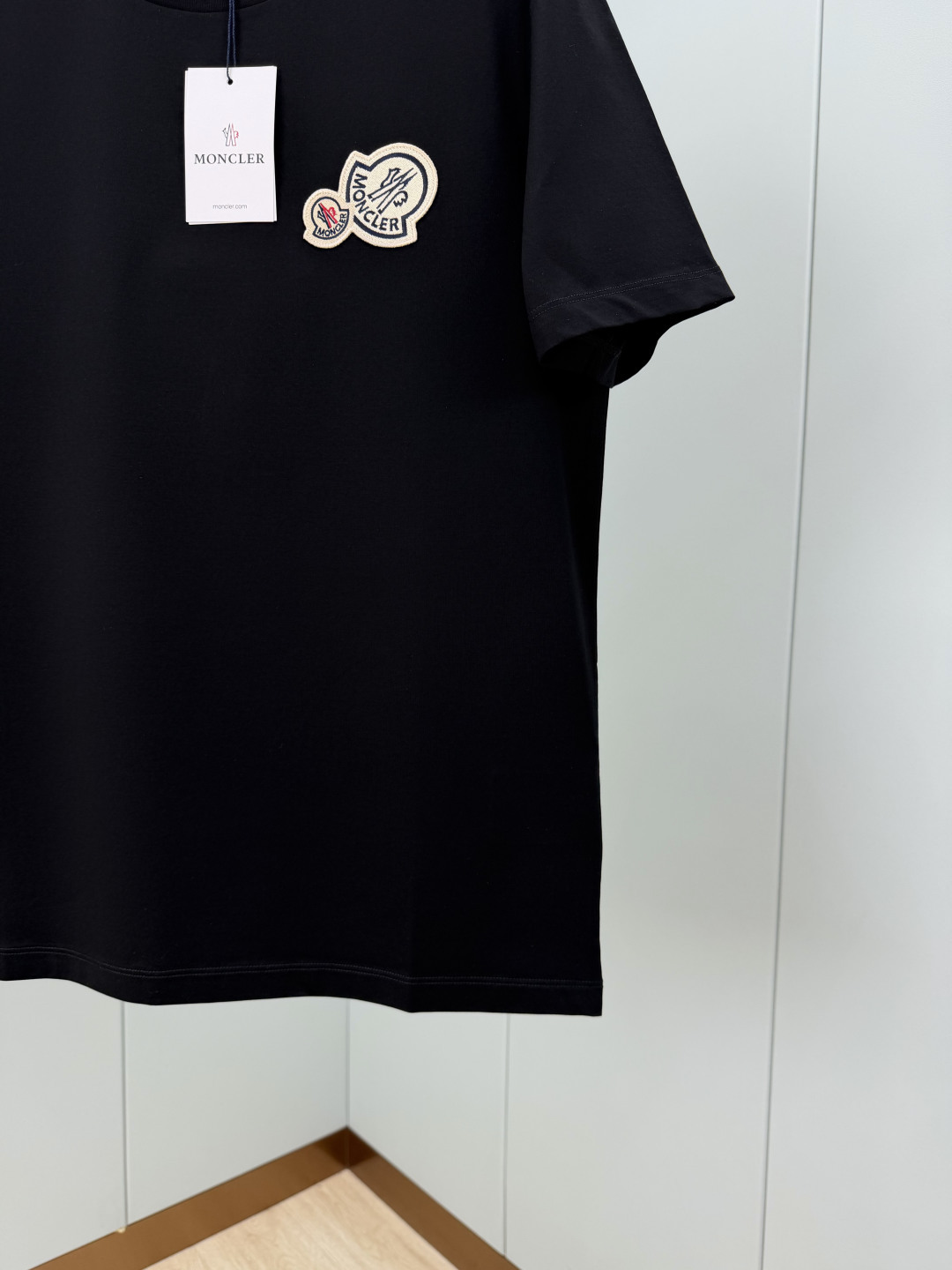 Moncler.蒙口 春夏经典双标刺绣徽章短袖T恤，正面胸前饰双徽标刺绣元素设计，专柜常青款，圆领设计简