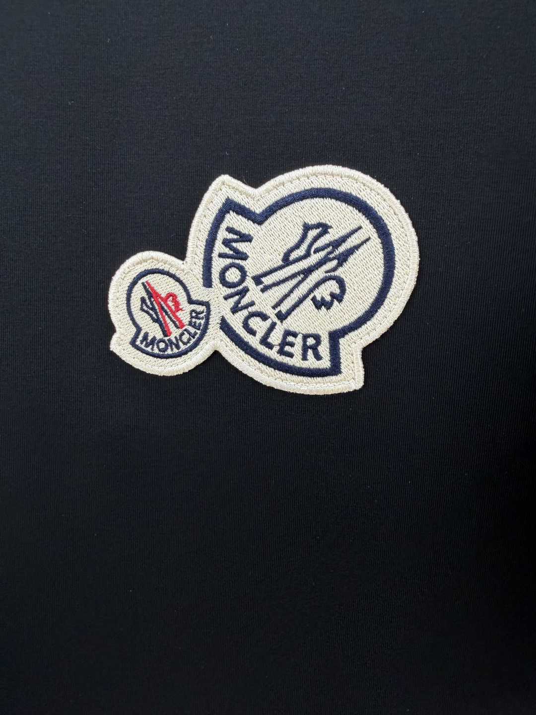 Moncler.蒙口 春夏经典双标刺绣徽章短袖T恤，正面胸前饰双徽标刺绣元素设计，专柜常青款，圆领设计简
