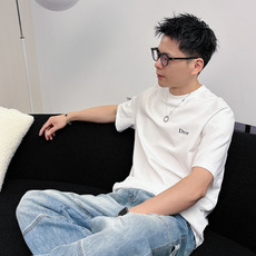 CD2026春夏新款短袖 对面料控有极高要求的 买它!!! 衣橱必备经典款式 胸口经典logo图案刺绣设 CD2026春夏新款短袖 对面料控有极高要求的 买它!!! 衣橱必备经典款式 胸口经典logo图案刺绣设