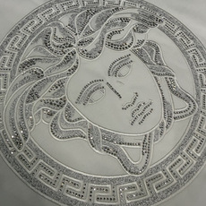 Versace2026经典美杜莎金银线刺绣圆领短袖T恤,主打奢华与辨识度,适合追求高调时尚感的穿搭场景。 Versace2026经典美杜莎金银线刺绣圆领短袖T恤,主打奢华与辨识度,适合追求高调时尚感的穿搭场景。