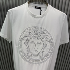 Versace2026经典美杜莎金银线刺绣圆领短袖T恤,主打奢华与辨识度,适合追求高调时尚感的穿搭场景。 Versace2026经典美杜莎金银线刺绣圆领短袖T恤,主打奢华与辨识度,适合追求高调时尚感的穿搭场景。