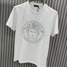 Versace2026经典美杜莎金银线刺绣圆领短袖T恤,主打奢华与辨识度,适合追求高调时尚感的穿搭场景。 Versace2026经典美杜莎金银线刺绣圆领短袖T恤,主打奢华与辨识度,适合追求高调时尚感的穿搭场景。