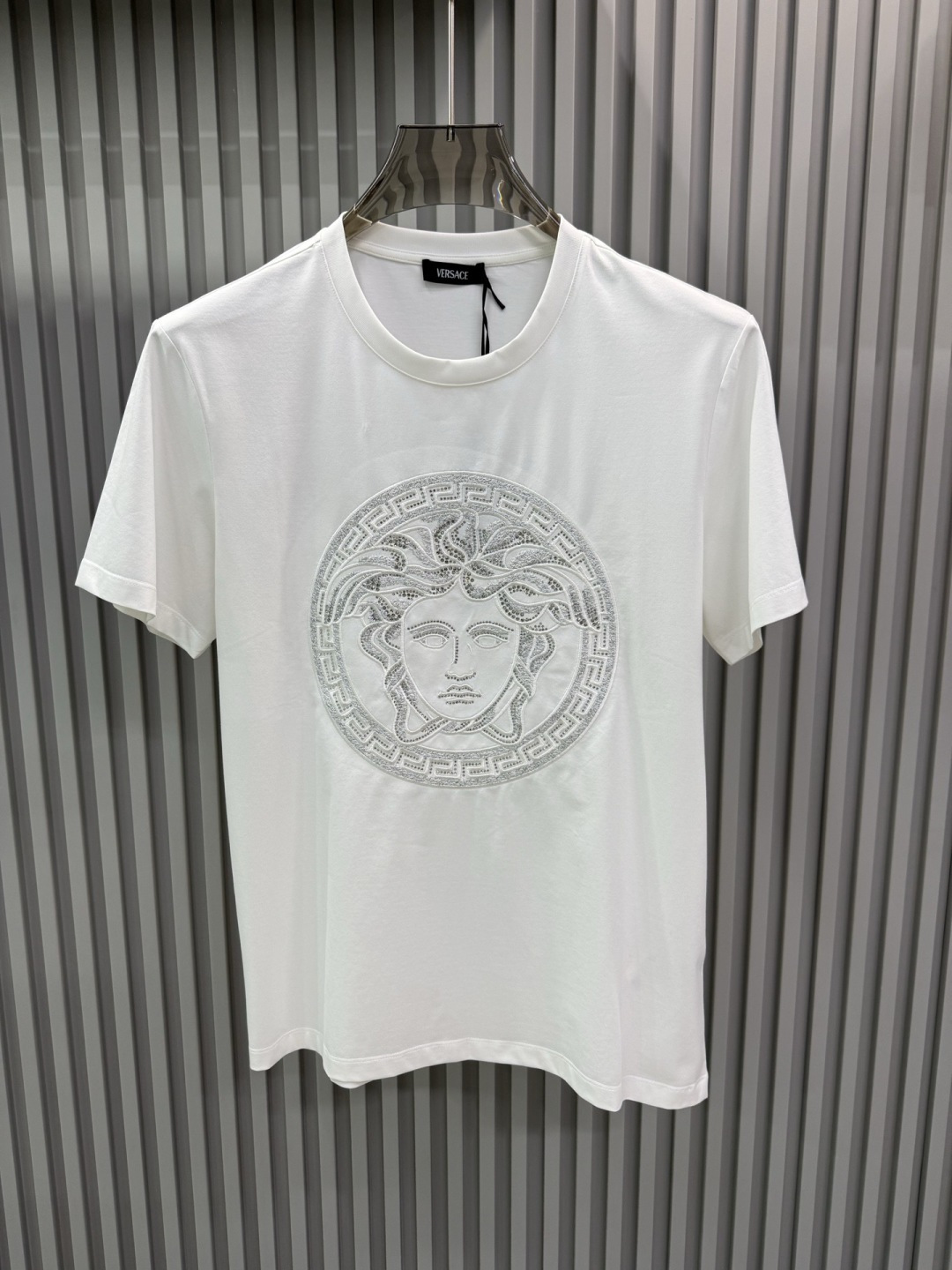 Versace2026经典美杜莎金银线刺绣圆领短袖T恤，主打奢华与辨识度，适合追求高调时尚感的穿搭场景。