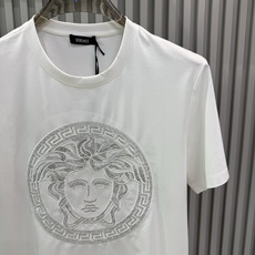 Versace2026经典美杜莎金银线刺绣圆领短袖T恤,主打奢华与辨识度,适合追求高调时尚感的穿搭场景。 Versace2026经典美杜莎金银线刺绣圆领短袖T恤,主打奢华与辨识度,适合追求高调时尚感的穿搭场景。