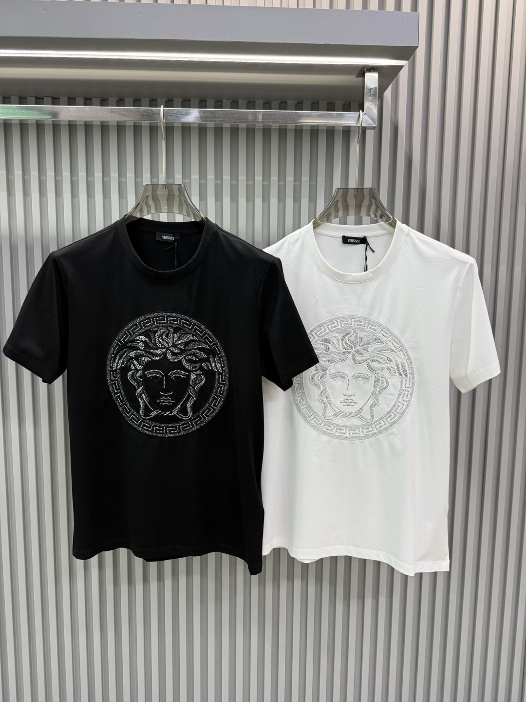 Versace2026经典美杜莎金银线刺绣圆领短袖T恤，主打奢华与辨识度，适合追求高调时尚感的穿搭场景。