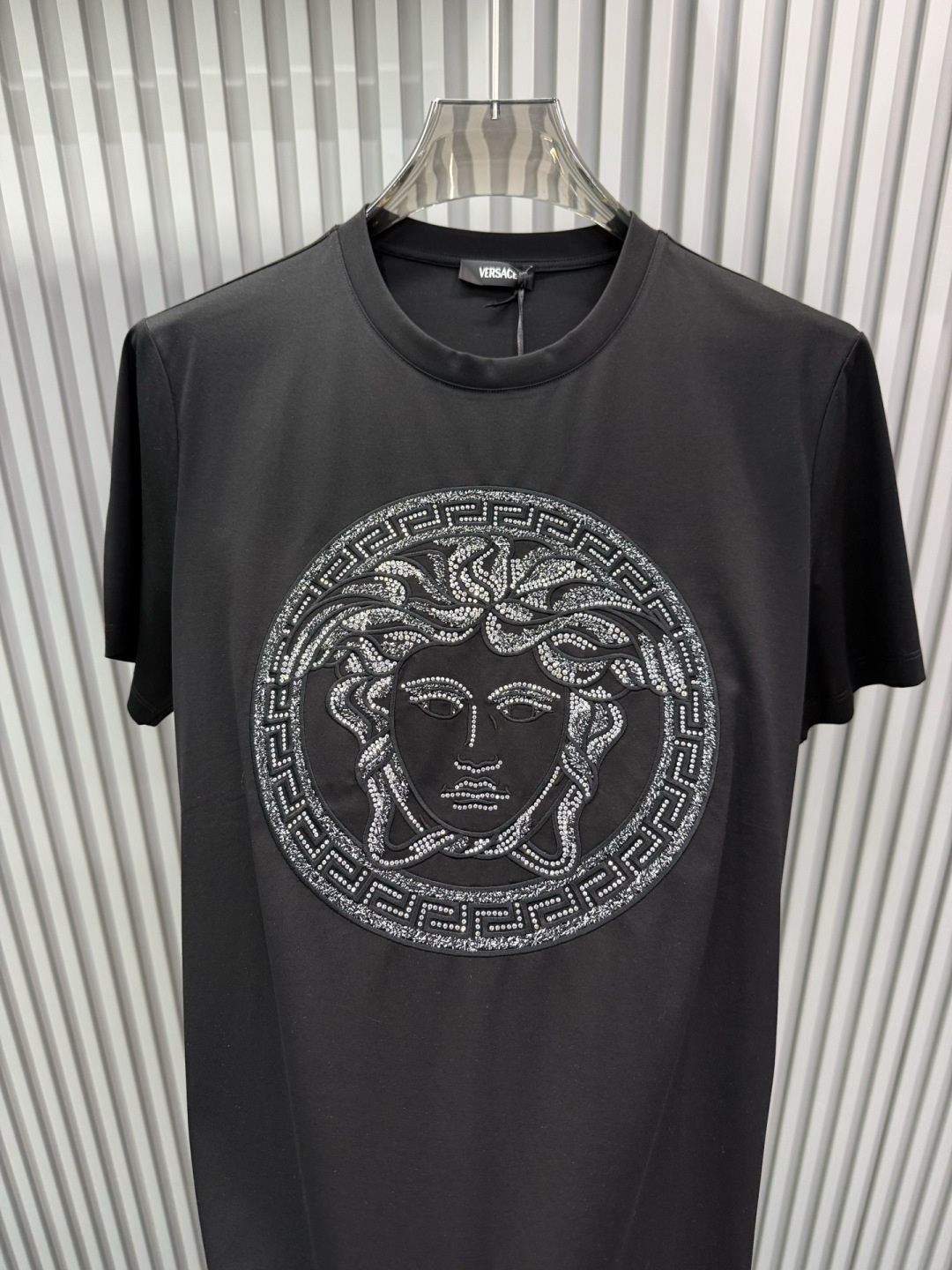 Versace2026经典美杜莎金银线刺绣圆领短袖T恤，主打奢华与辨识度，适合追求高调时尚感的穿搭场景。