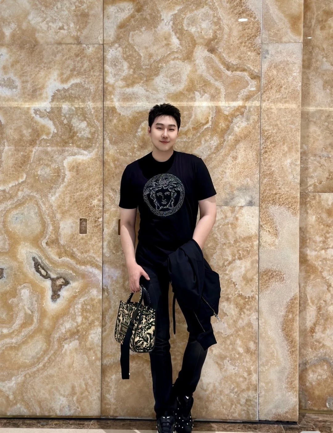Versace2026经典美杜莎金银线刺绣圆领短袖T恤，主打奢华与辨识度，适合追求高调时尚感的穿搭场景。