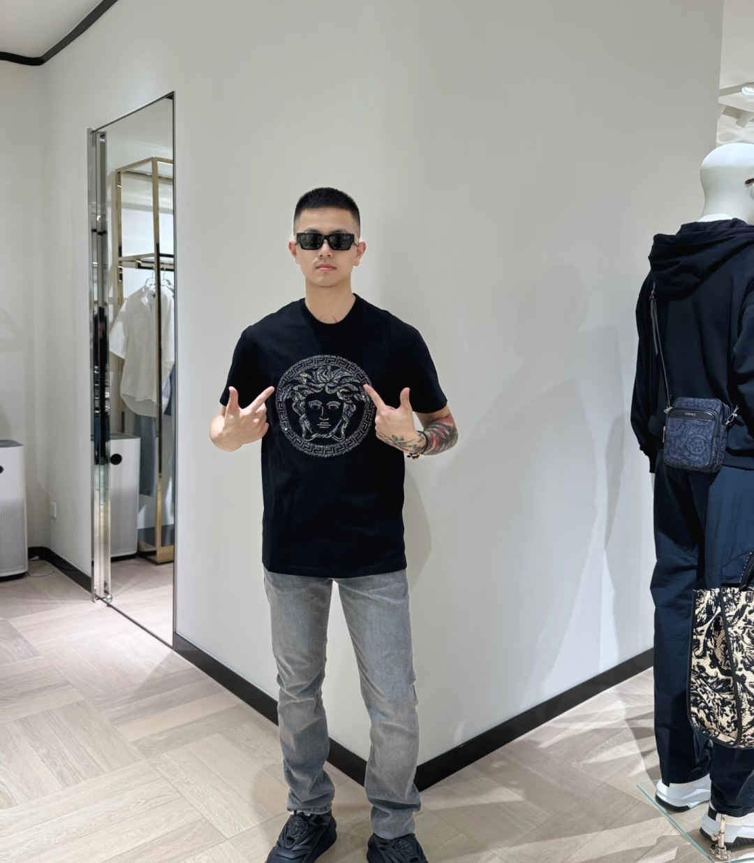 Versace2026经典美杜莎金银线刺绣圆领短袖T恤，主打奢华与辨识度，适合追求高调时尚感的穿搭场景。