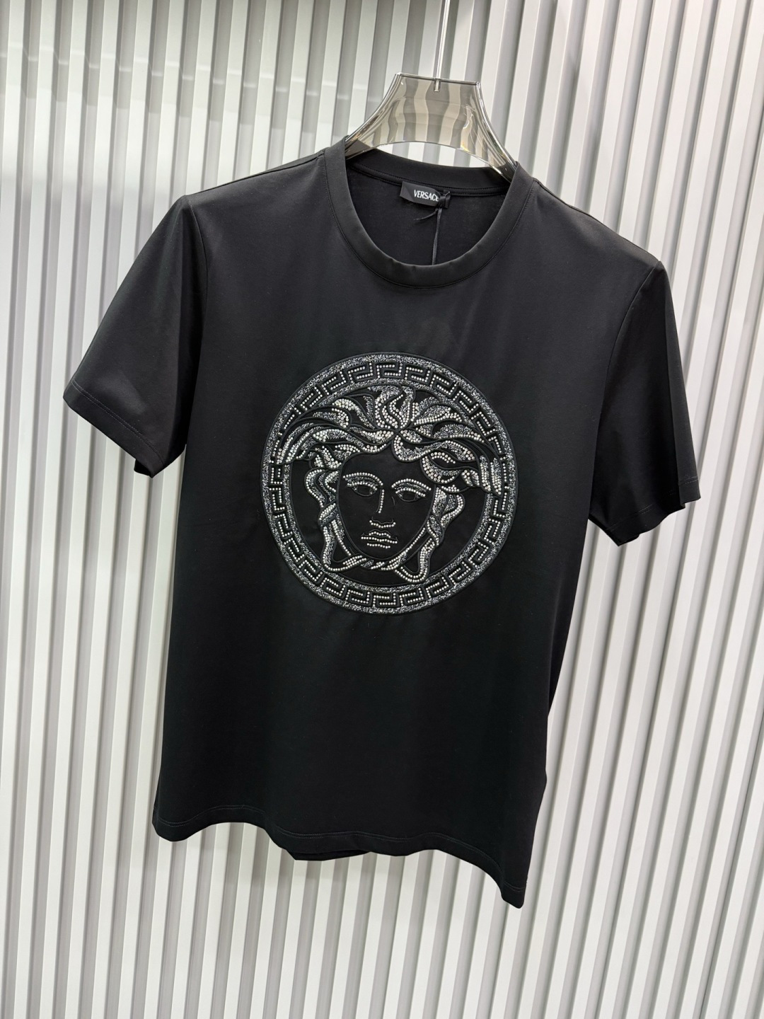 Versace2026经典美杜莎金银线刺绣圆领短袖T恤，主打奢华与辨识度，适合追求高调时尚感的穿搭场景。
