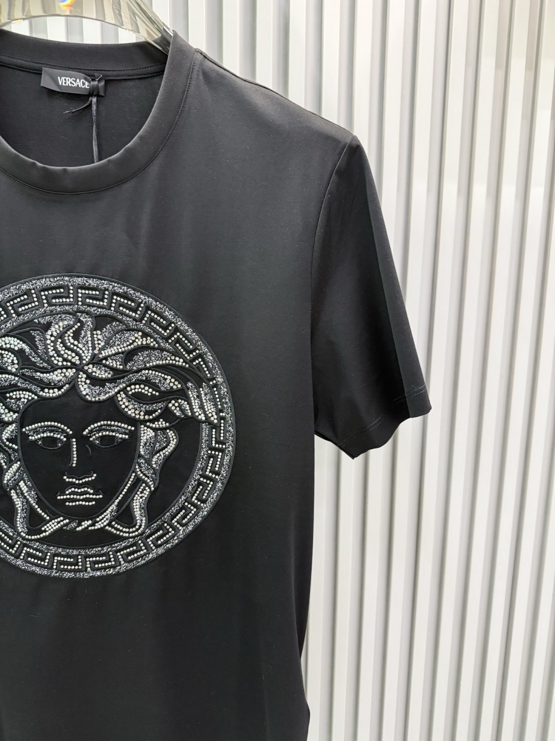 Versace2026经典美杜莎金银线刺绣圆领短袖T恤，主打奢华与辨识度，适合追求高调时尚感的穿搭场景。