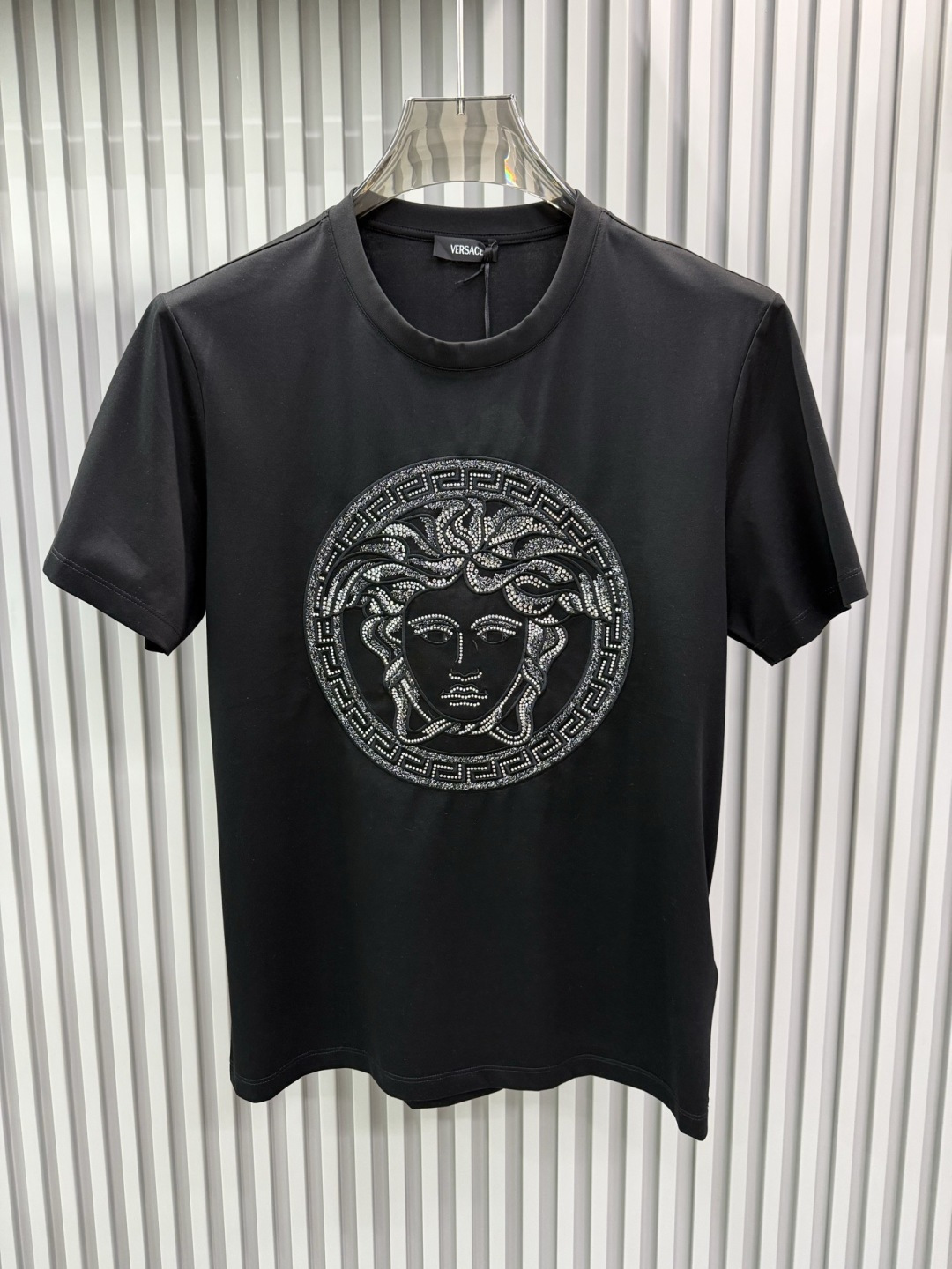 Versace2026经典美杜莎金银线刺绣圆领短袖T恤，主打奢华与辨识度，适合追求高调时尚感的穿搭场景。