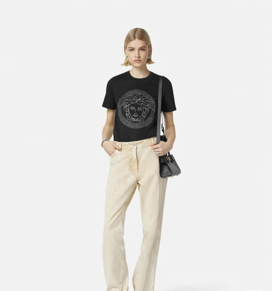 Versace2026经典美杜莎金银线刺绣圆领短袖T恤，主打奢华与辨识度，适合追求高调时尚感的穿搭场景。