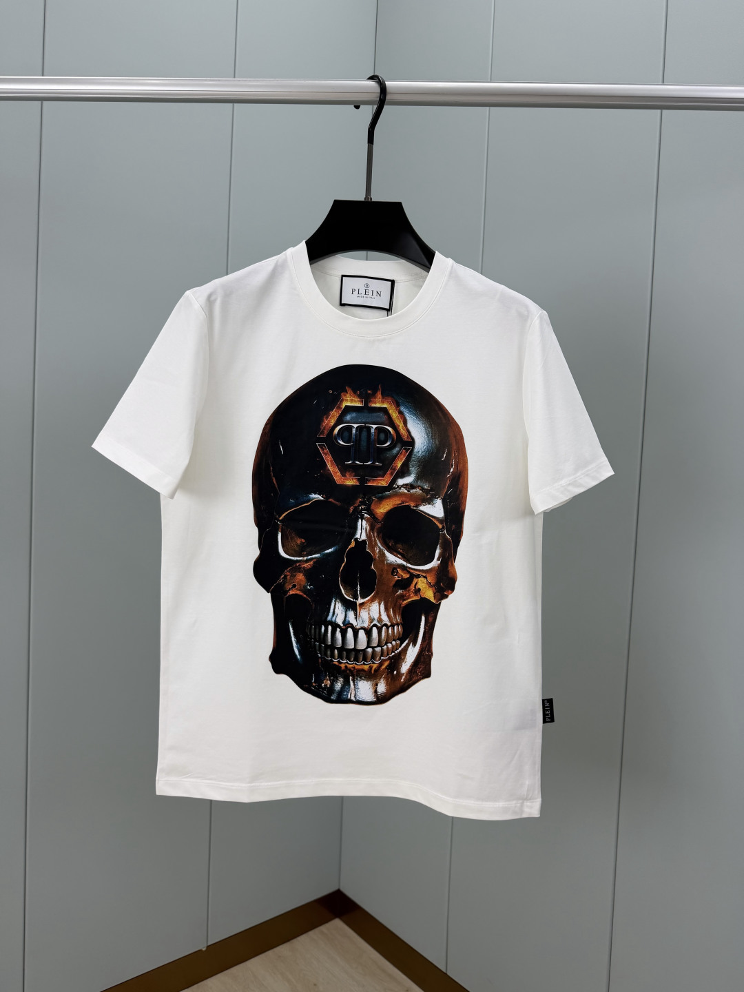 PHILIPP PLEIN SS26春夏新品骷髅头印花标识短袖T恤，正面饰金属质感骷髅头印花暗黑风格设计