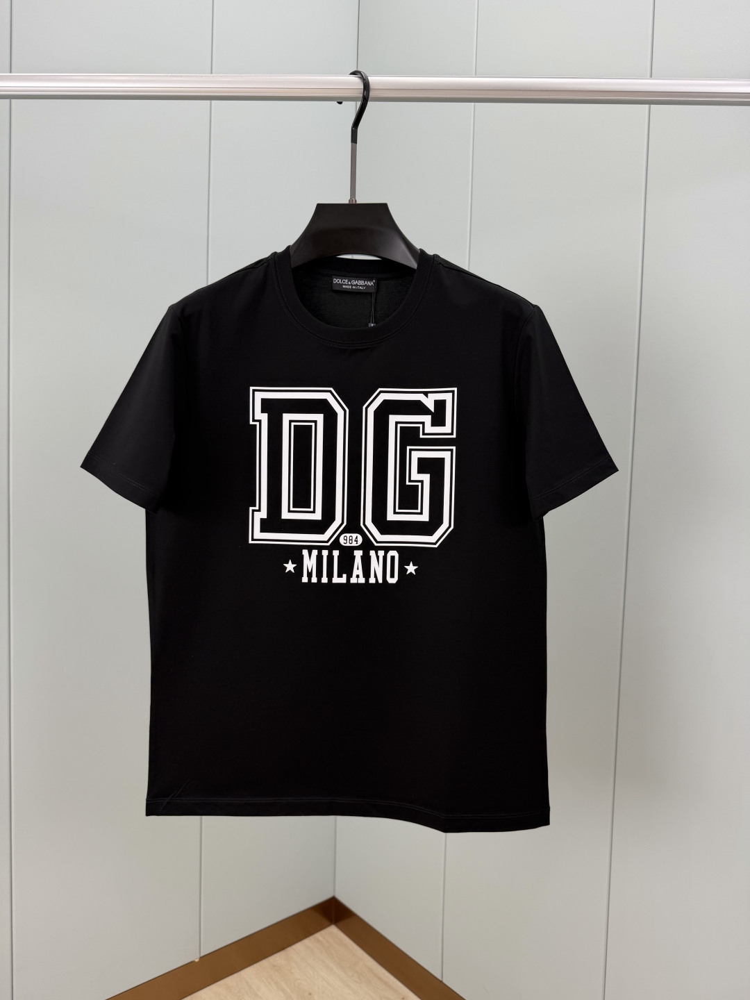 Dolce&Gabbana.杜嘉班纳 SS26春夏新品DG字母印花标识短袖T恤，正面饰正面“DG MIL