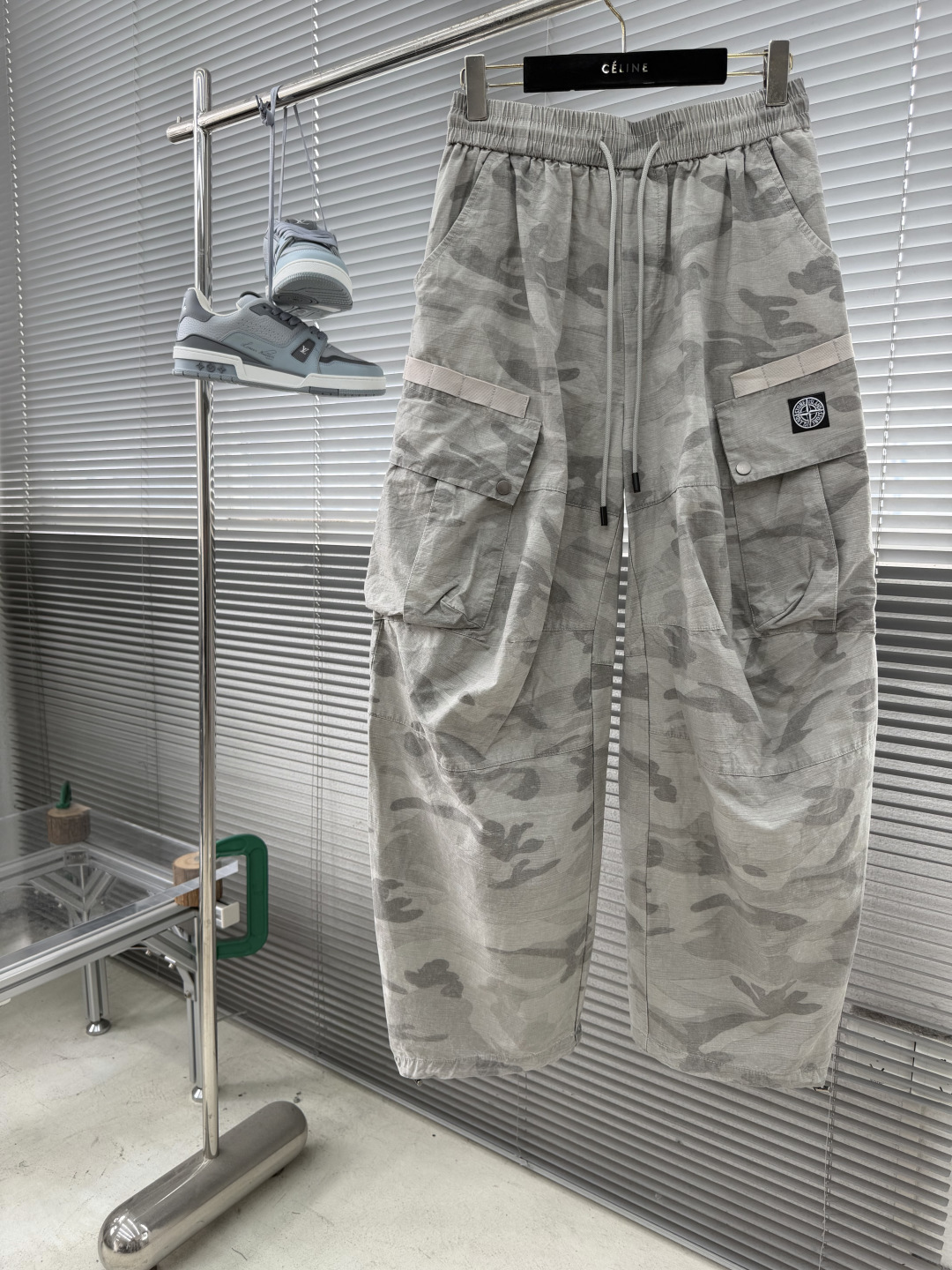 Stone Island    休闲迷彩直筒长裤，采用优质梭织材质，挺括有型，整体迷彩上身足够吸睛且回头