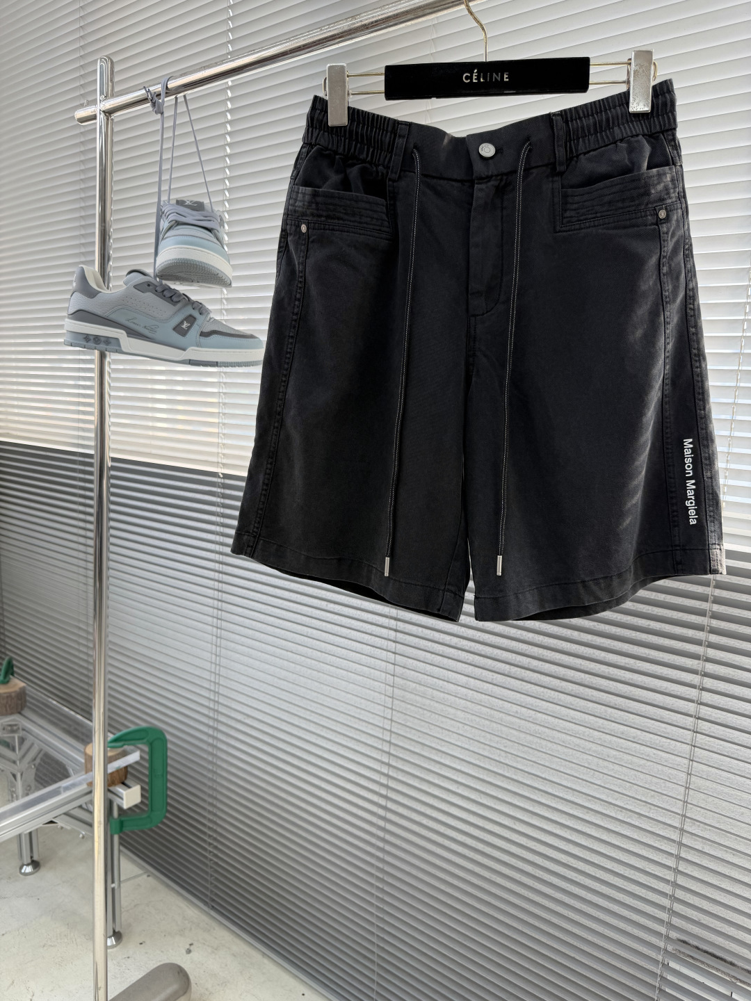 MM6 马吉拉    新款男士休闲短裤，采用高定洗水棉面料，宽松版型，后口袋经典logo设计，腰部抽绳设