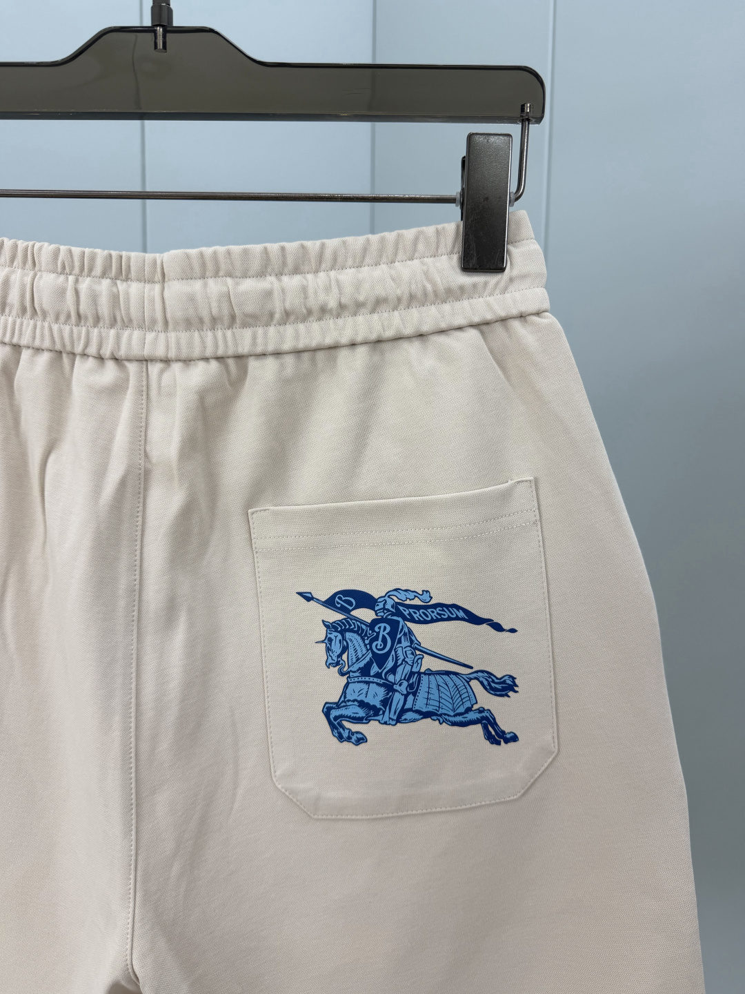 Burberry.巴宝莉 SS26夏季男士新品典藏徽标印花logo冰氧棉休闲短裤，裤脚正面点缀 Burb