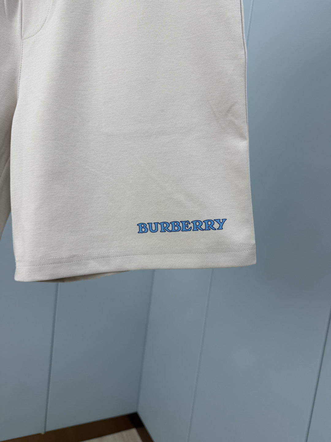 Burberry.巴宝莉 SS26夏季男士新品典藏徽标印花logo冰氧棉休闲短裤，裤脚正面点缀 Burb