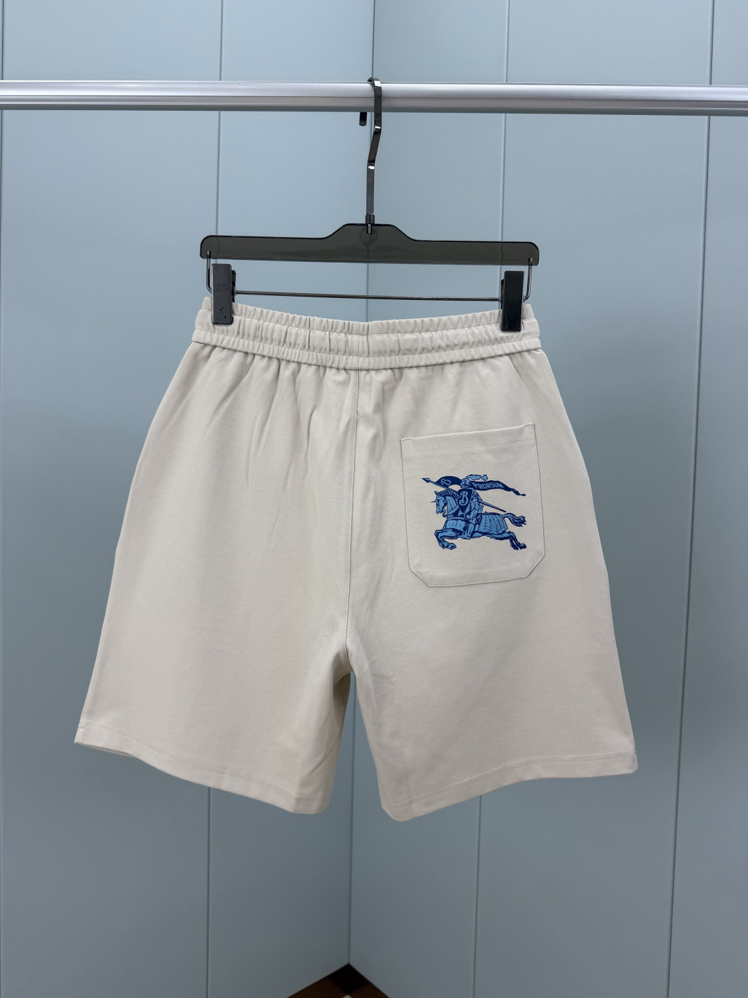 Burberry.巴宝莉 SS26夏季男士新品典藏徽标印花logo冰氧棉休闲短裤，裤脚正面点缀 Burb