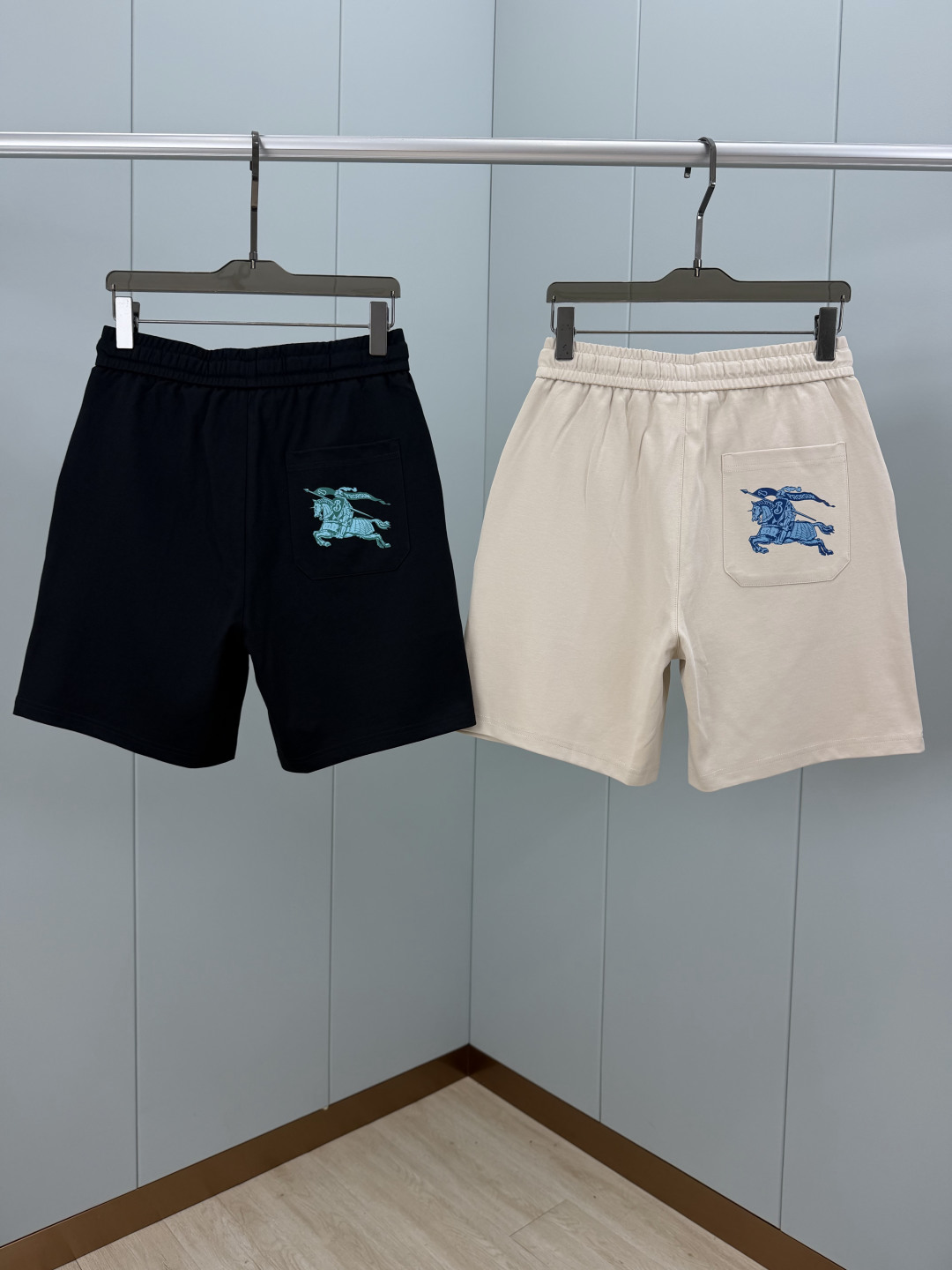 Burberry.巴宝莉 SS26夏季男士新品典藏徽标印花logo冰氧棉休闲短裤，裤脚正面点缀 Burb