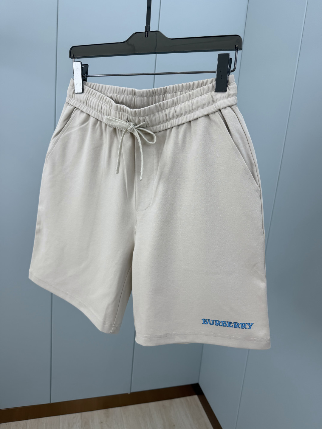Burberry.巴宝莉 SS26夏季男士新品典藏徽标印花logo冰氧棉休闲短裤，裤脚正面点缀 Burb