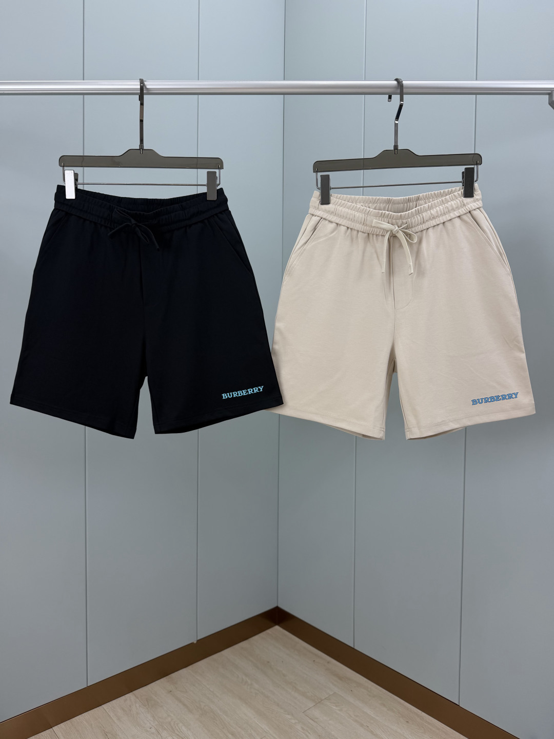 Burberry.巴宝莉 SS26夏季男士新品典藏徽标印花logo冰氧棉休闲短裤，裤脚正面点缀 Burb