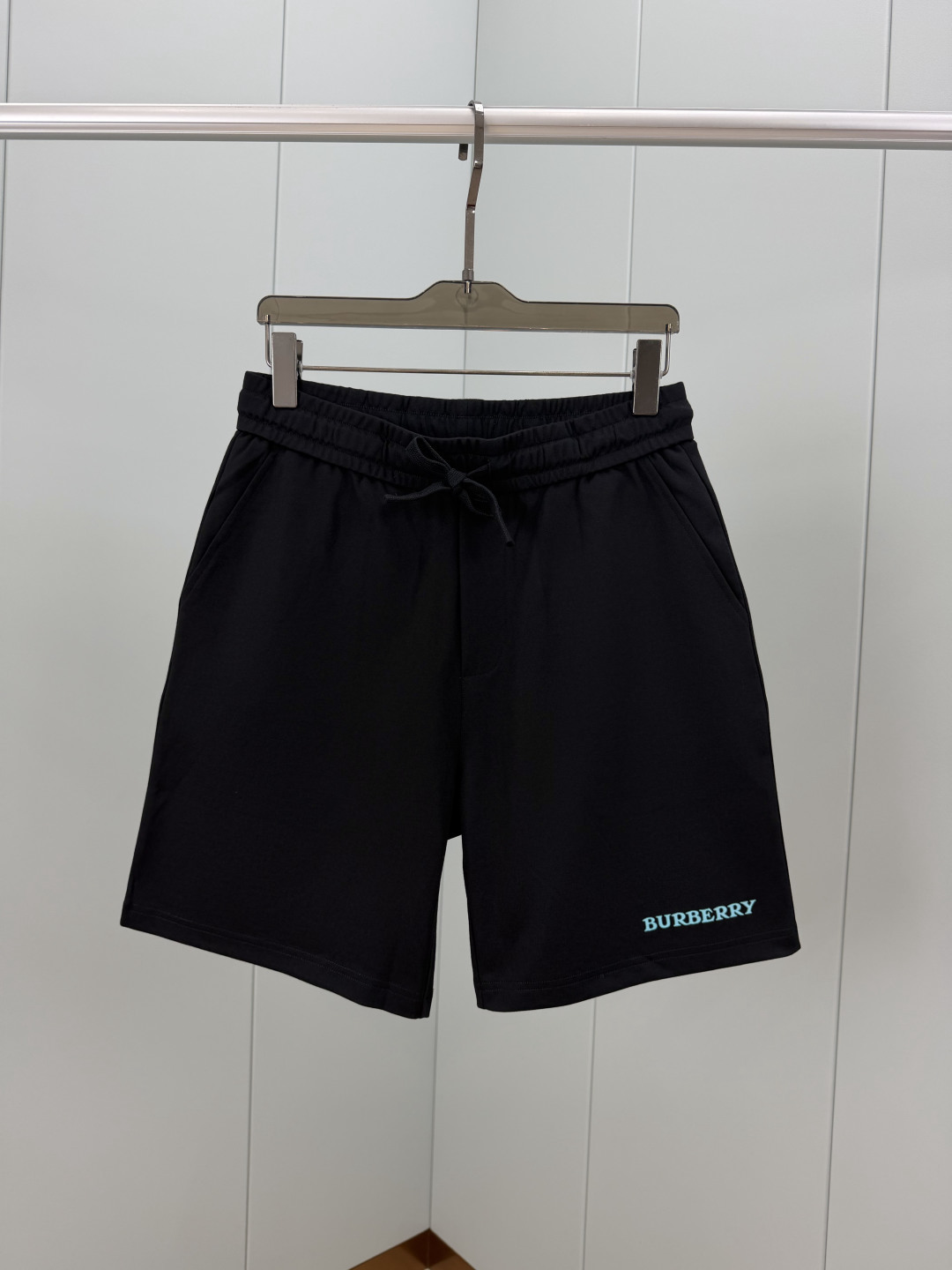Burberry.巴宝莉 SS26夏季男士新品典藏徽标印花logo冰氧棉休闲短裤，裤脚正面点缀 Burb